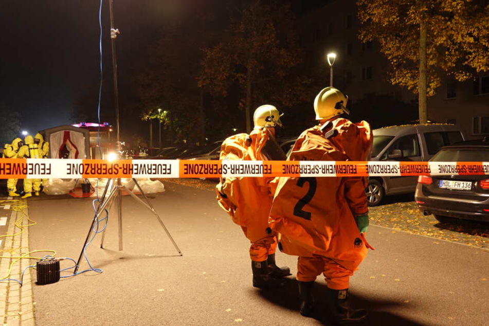 Feuerwehrleute in Schutzanzügen in der Nacht vor der Wohnung, zu der der 45-jährige Hermes-Mitarbeiter ein Paket gebracht hatte.