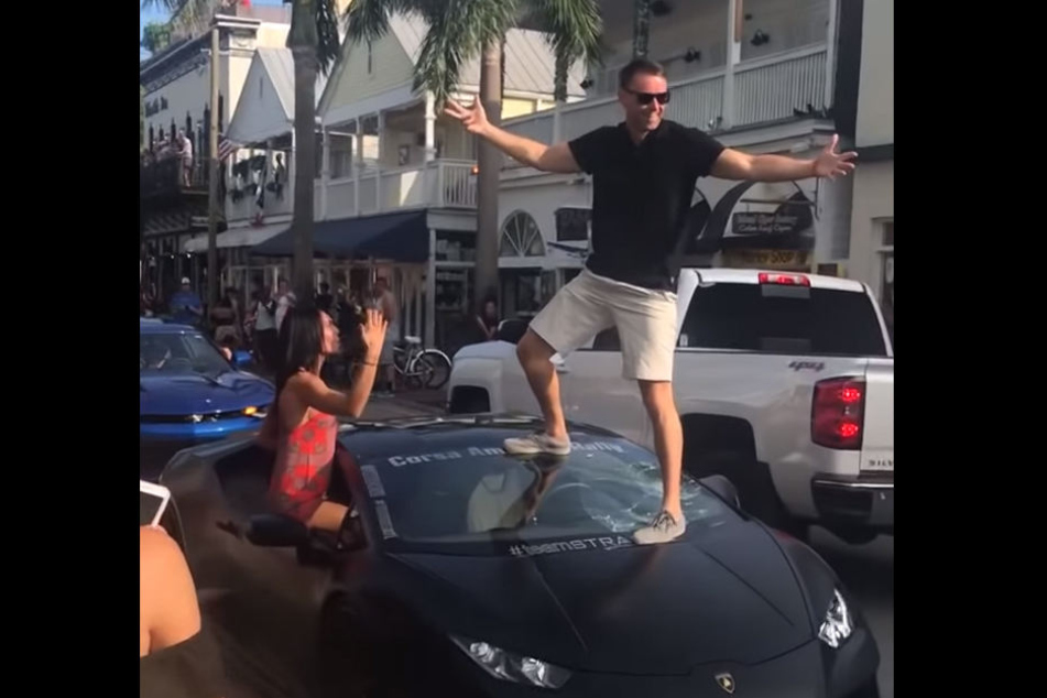 Dieses Posing kommt dem Lamborghini-Fahrer teuer zu stehen.