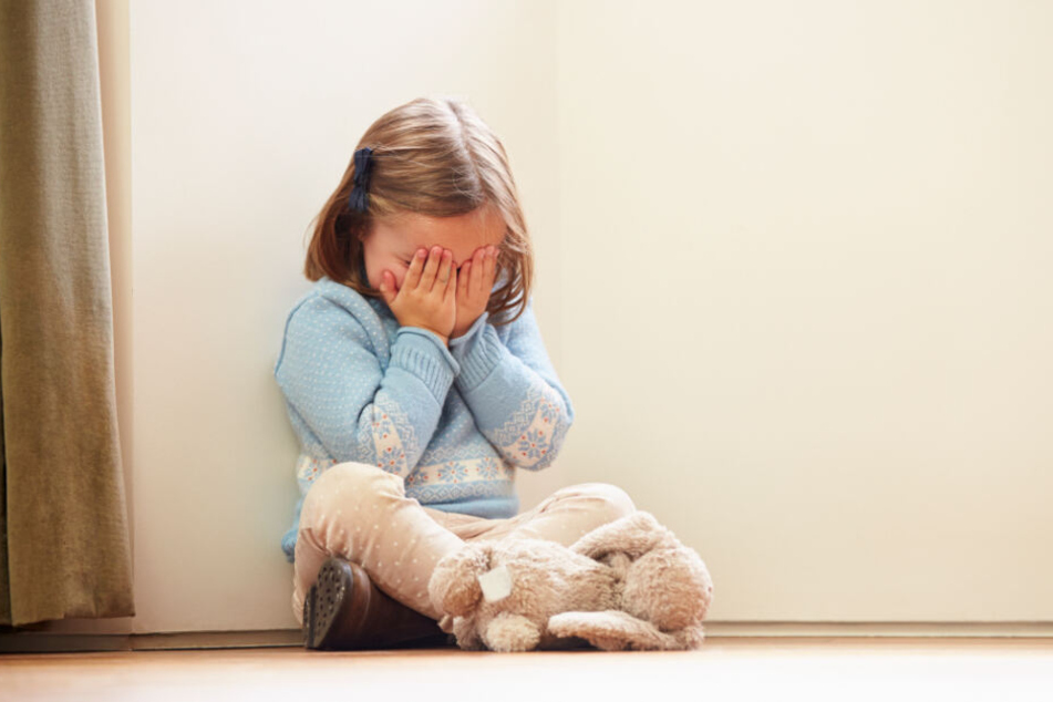 An dem kleinen Mädchen hatte der Mann bereits "sexuell motivierte Handlungen vorgenommen". (Symbolbild)