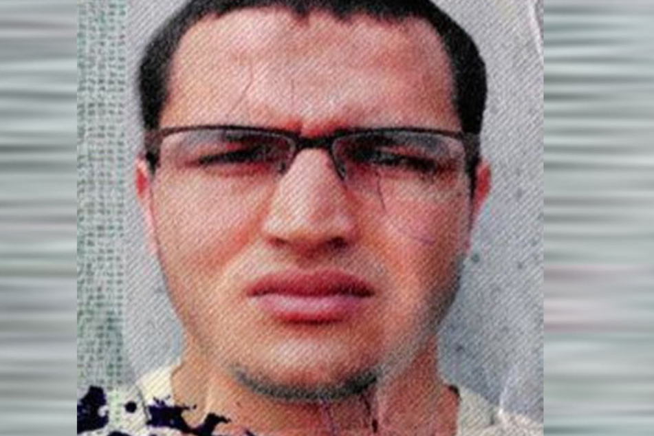 Unter anderem mit diesem Bild aus seiner Duldungsbescheinigung fahndet das BKA nach Anis Amri (24).