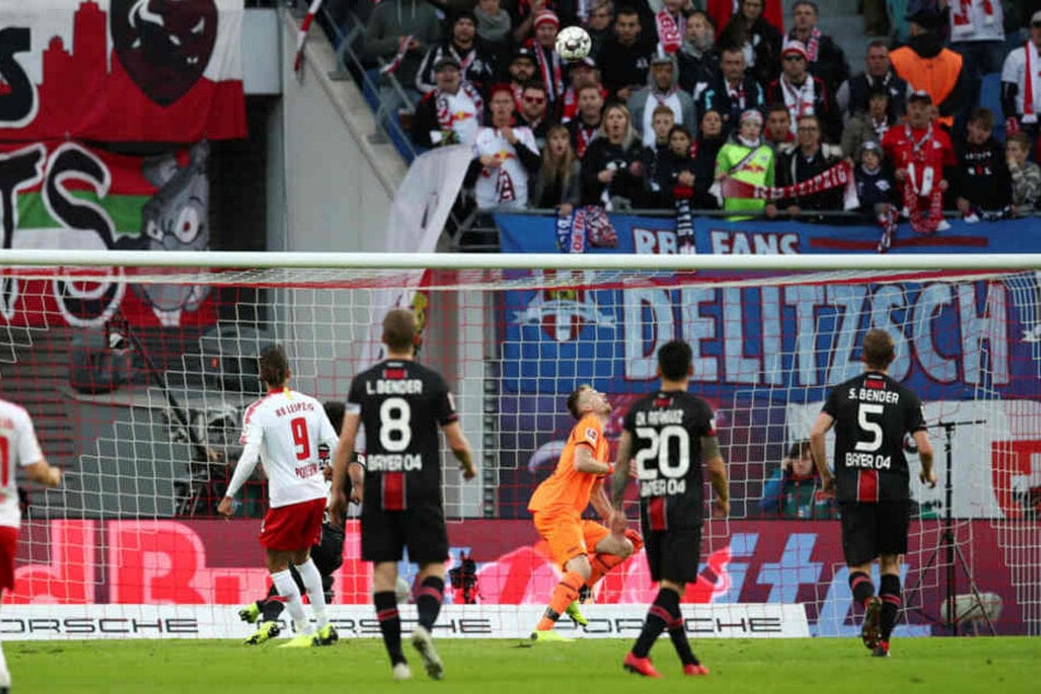 Schöner Treffer: Yussuf Poulsen (#9) hebt den Ball über Leverkusens Schlussmann Lukas Hradecky hinweg zum 1:0 für RB Leipzig ins Tor.