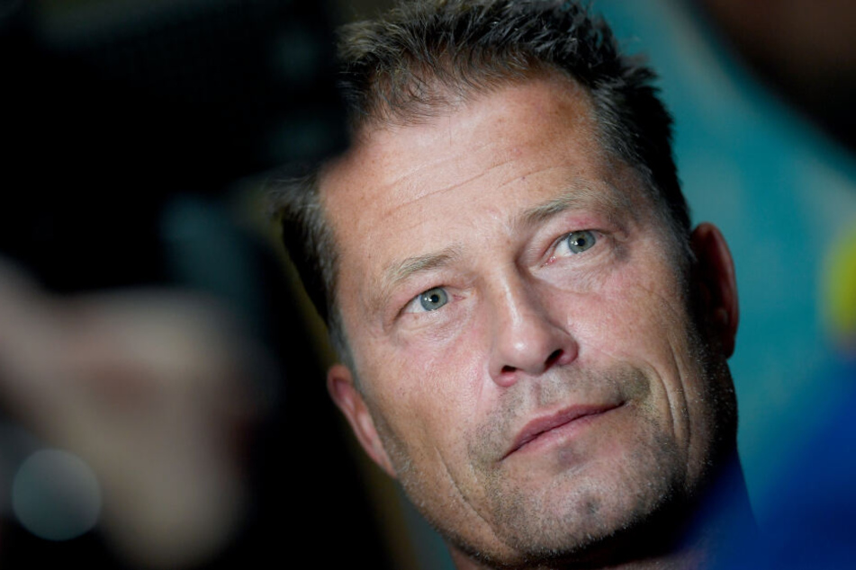 Schauspieler Til Schweiger blickt bei einem Pressetermin in die Kameras.