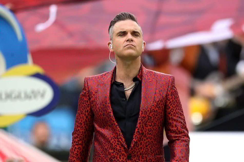 Bei der Eröffnungsfeier "rutschte" Robbie Williams der Finger aus.