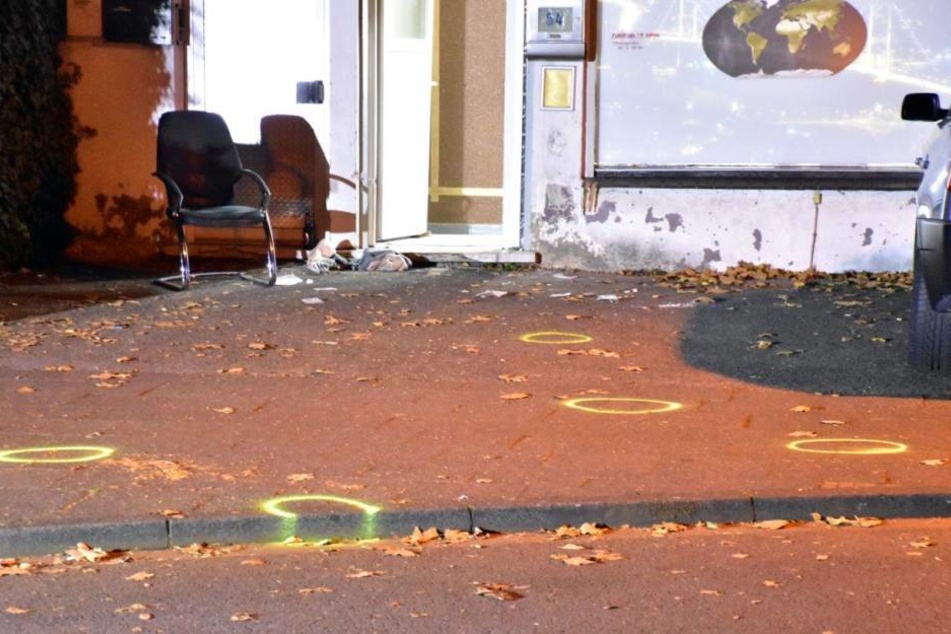 Die Polizei markierte wichtige Beweisstellen mit gelben Kreisen.