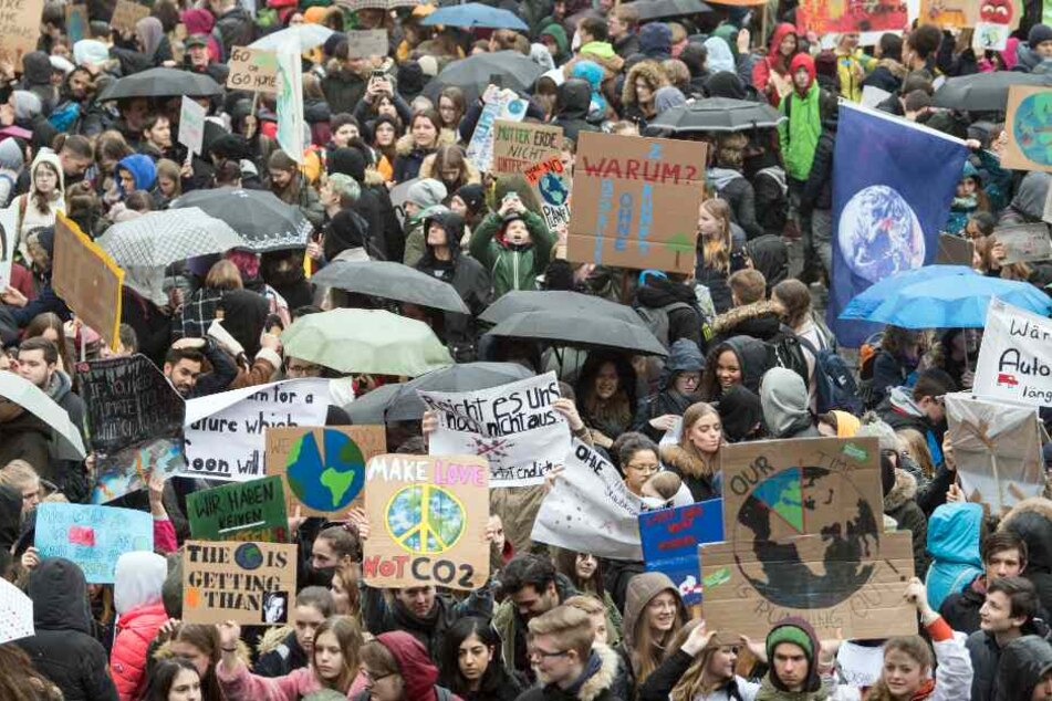 Tausende Schüler demonstrierten in Bielefeld für den Klima-Schutz. (Symbolbild)