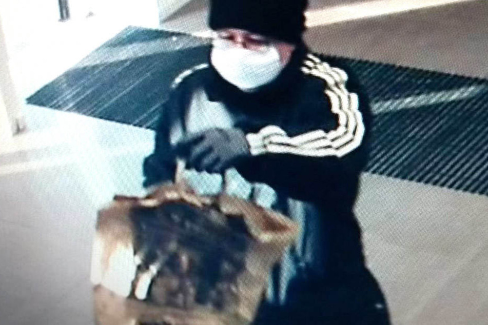 Mit diesem Foto fahndet die Dresdner Polizei nach einem Bankräuber.