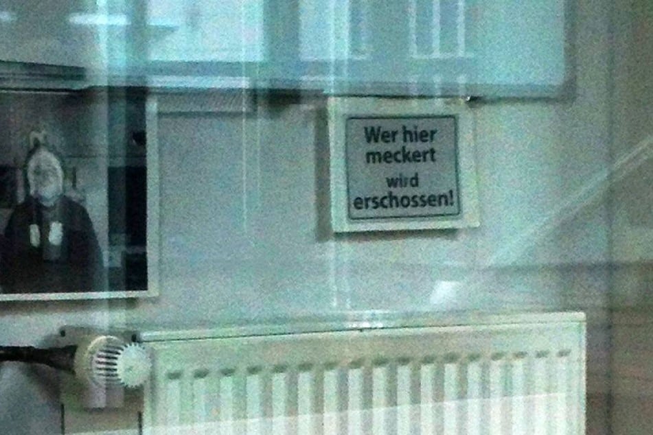 Dieses Schild hängt in der Ausländerbehörde in Bielefeld.