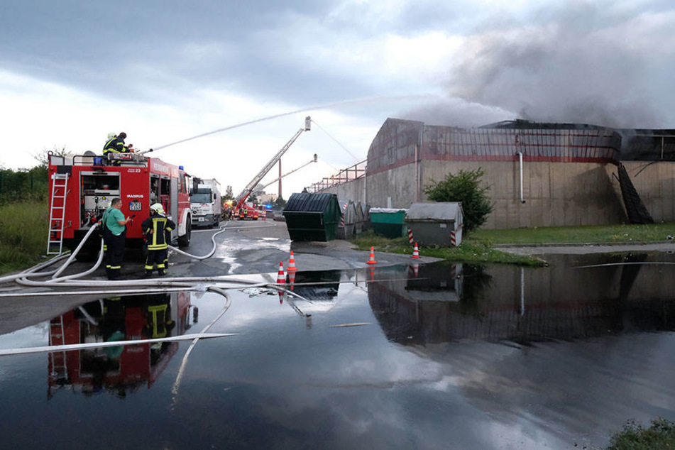 Beim Kühlen von Chemikalien brach nach dem Großbrand am Dienstag erneut Feuer im Chemiepark aus.