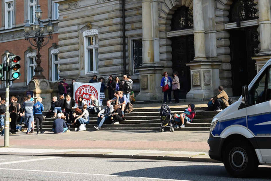 Vor dem Gerichtsgebäude in Hamburg demonstrierten rund 20 Personen zum Prozessauftakt.