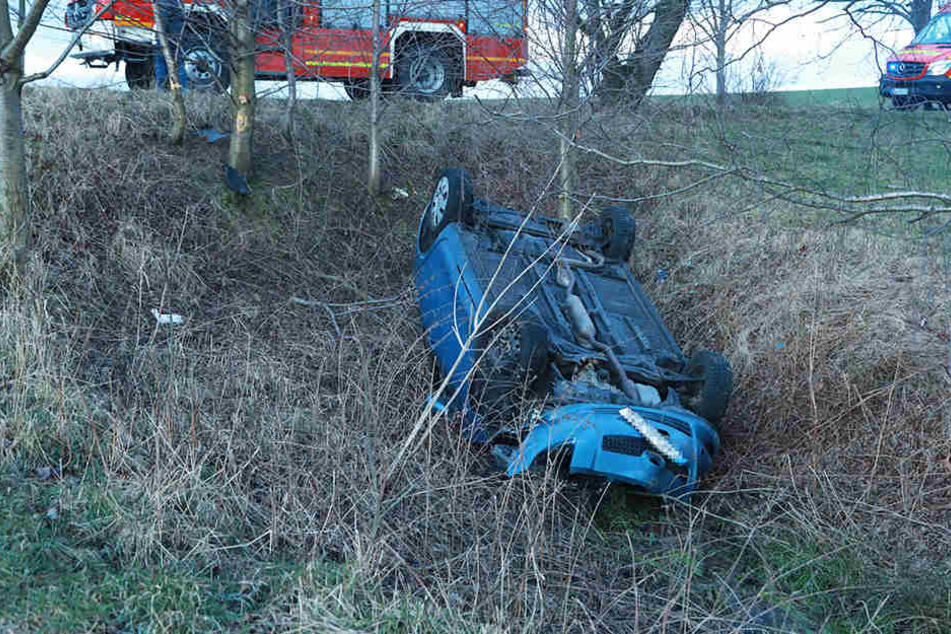 Der Toyota Yaris landete kopfüber in einem Wassergraben.