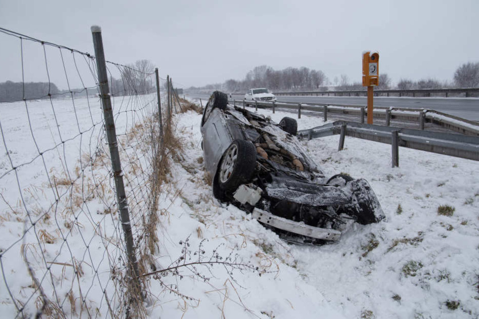 Mit den abgefahrenen Winterreifen konnte der Mann nichts gegen den Unfall tun.
