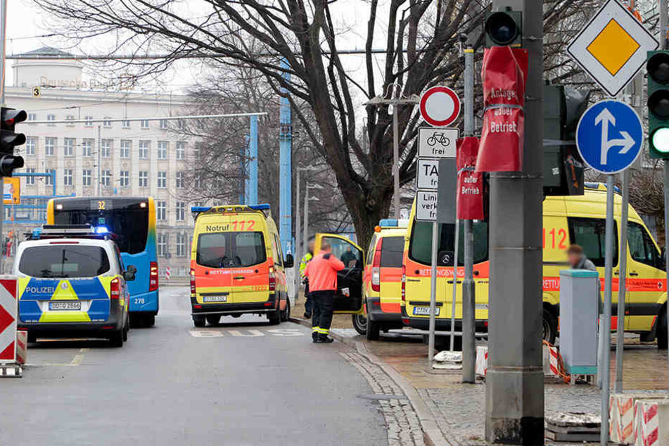 An der Bahnhofstraße kam es zum Busunfall.