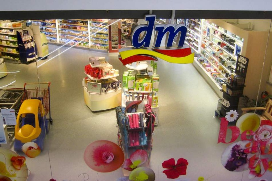 Die Frau ist Mitarbeiterin dei dm und wollte bei der Konkurrent für sich, ihre Mutter und Bekannten einkaufen.