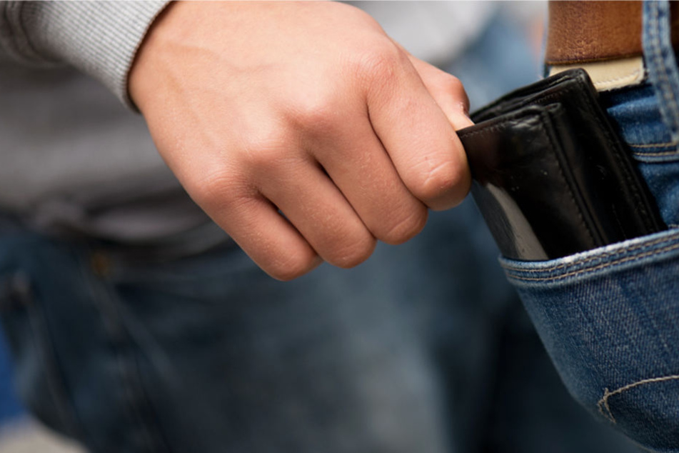 Dem 28-jährigen Tourist wurde während der Fahrt das Portemonnaie gestohlen (Symbolbild).