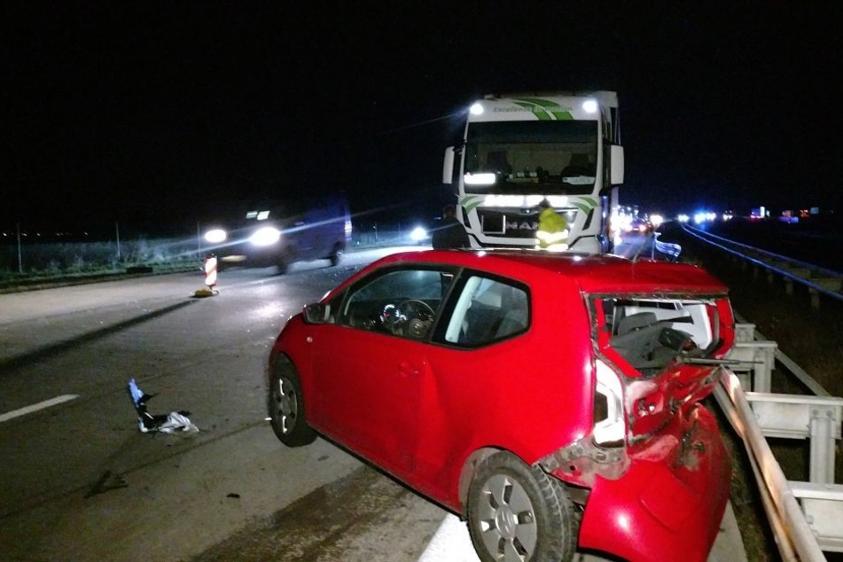 Der rote VW Up schleuderte in die Mittelleitplanke.