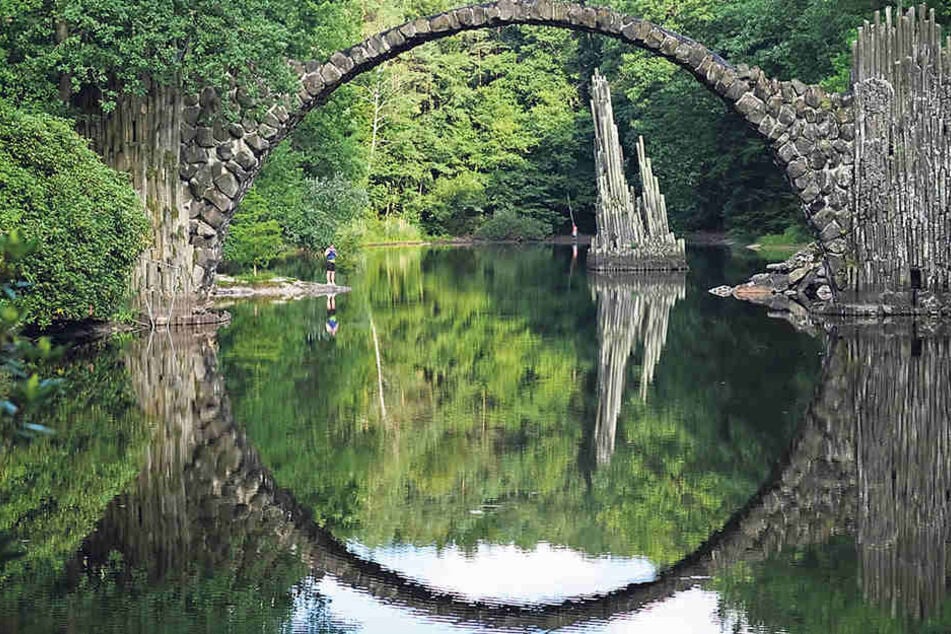 Wie im Märchen: So sieht die denkmalgeschützte Rakotzbrücke mit Spiegelbild im See für gewöhnlich aus.