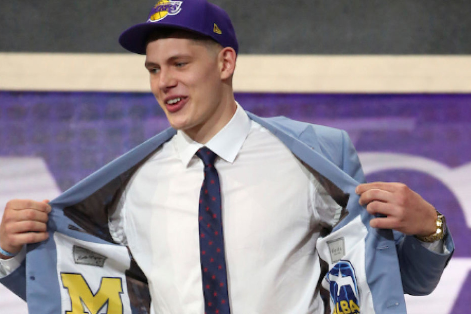 Moritz Wagner (21) am Ziel seiner Träume bei den L.A. Lakers: In seinem Jacket seine beiden Ex-Vereine ALBA Berlin und die Michigain Wolverines.