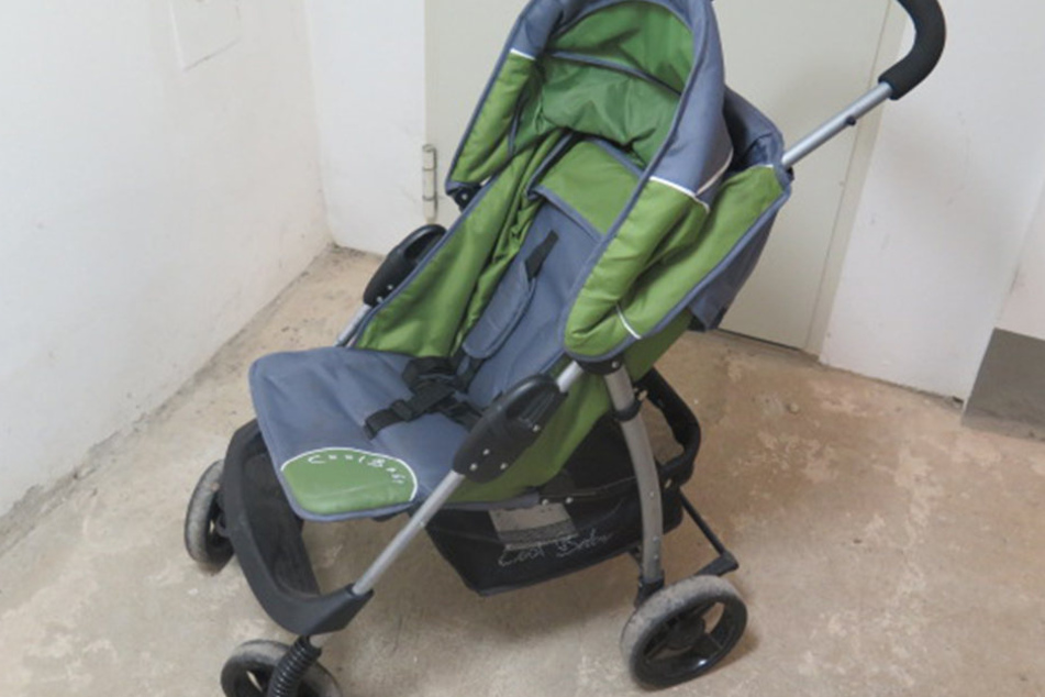 Diesen grünen Kinderwagen hatten die beiden Männer dabei.
