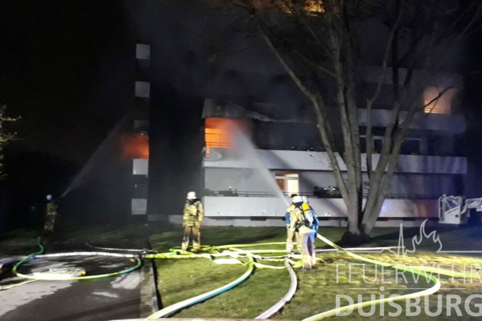 Als die Feuerwehr ankam, stand die Wohnung in der ersten Etage bereits in Flammen.