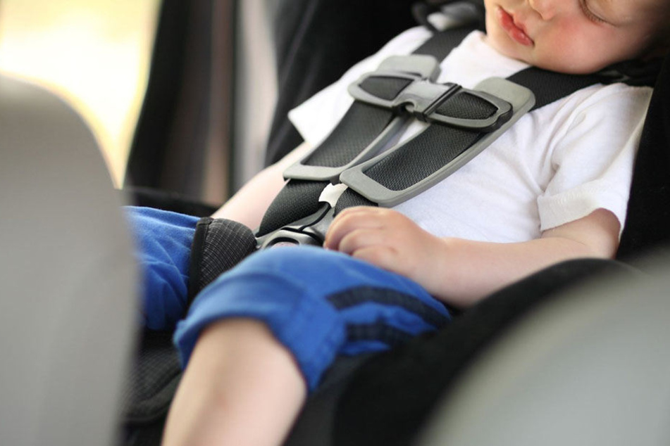 Als die Bundespolizei zu dem Auto kaum, schlief der kleine Junge immer noch seelenruhig.