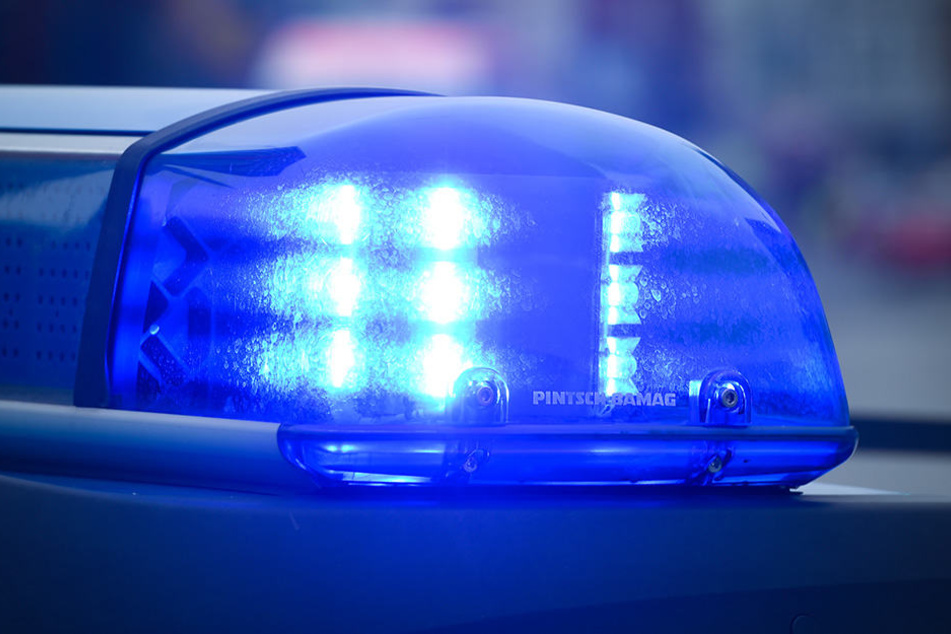 Zwei Autos krachten frontal ineinander. Alle drei Insassen verletzten sich schwer.