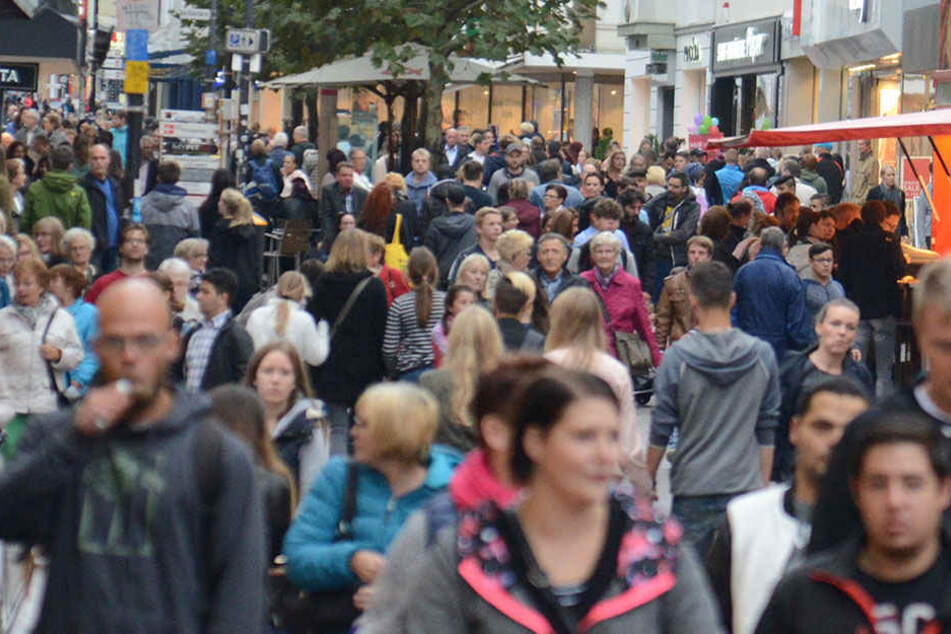 Sonntags-Shopping bringt den Händlern gutes Geld. Deshalb wollen sie gegen ein entsprechendes Verbot juristisch vorgehen.