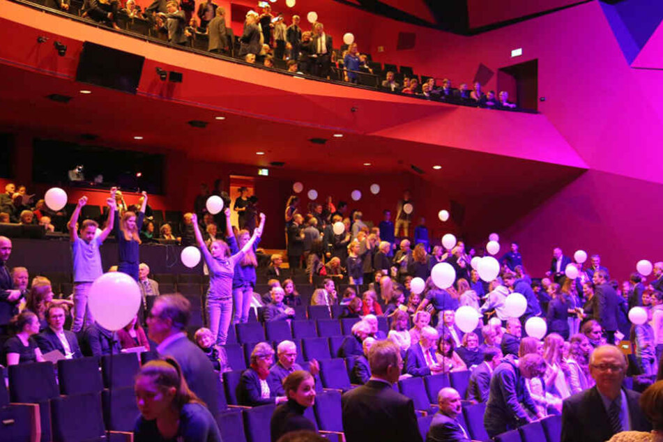 Guter Stimmung bei den Gästen zur Eröffnung der neuen Theaterhäuser im Kraftwerk Mitte.