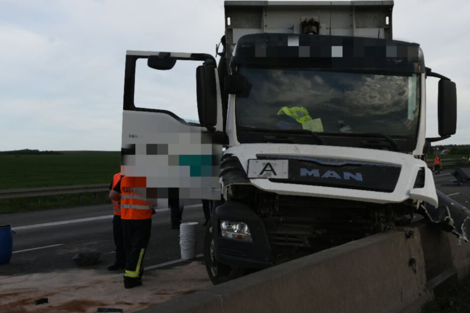 Zu dem Unfall kam es, weil der Lkw-Fahrer seine Mulde nicht eingefahren hatte.