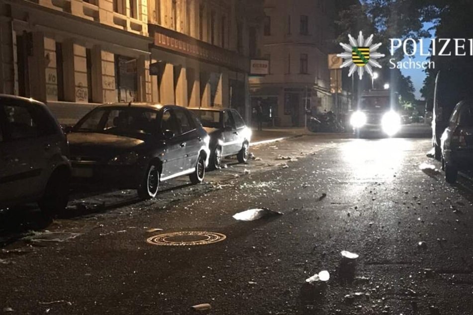 Nach der eskalierten Demo in der Nacht zu Mittwoch war die Hildegardstraße mit Scherben und Unrat übersät.