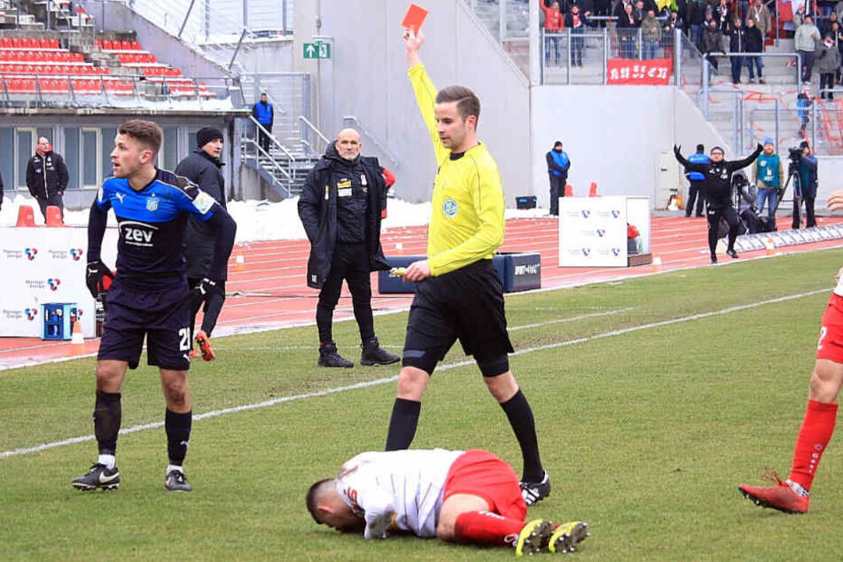 Nils Miatke kassiert in der 41. Minute nach einem Foul an dem Erfurter Nermin Crnkic die rote Karte.