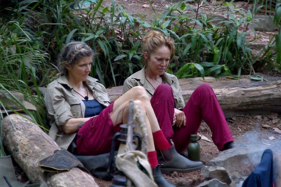 In den frühen Morgenstunden sitzen Olympia-Sandra und Lippen-Doreen völlig genervt vor dem Lagerfeuer. Es geht zunächst um Gisele.