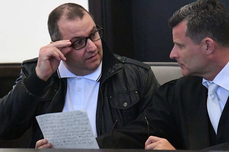 Wilfried W. (47, li.) tauscht sich mit seinem Anwalt Detlev Binder aus.