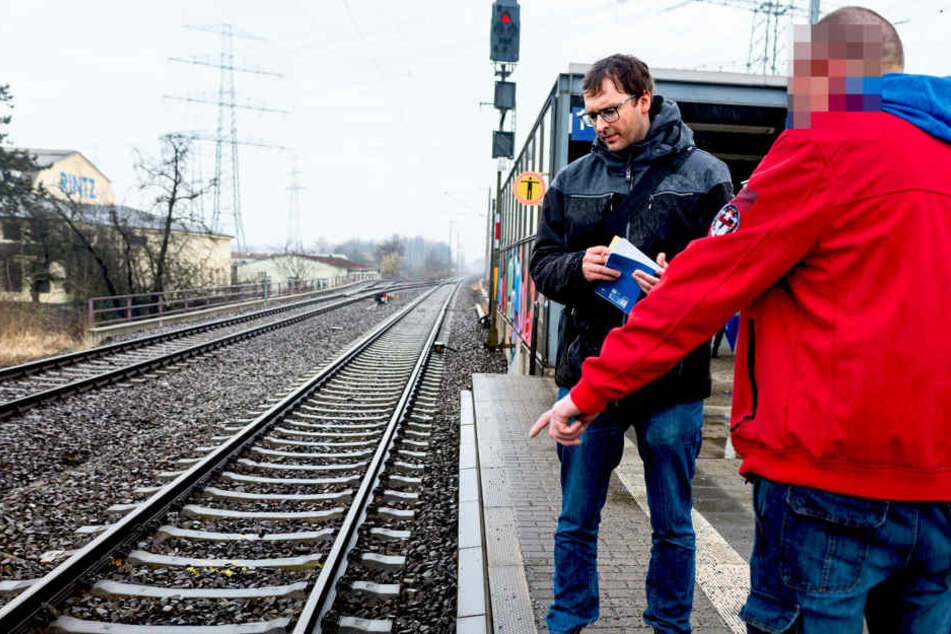 Das Opfer zeigt TAG24-Reporter Hermann Tydecks (33, l.) die Stelle am
Bahnsteig, von wo ihn die Täter ins Gleisbett schubsten.