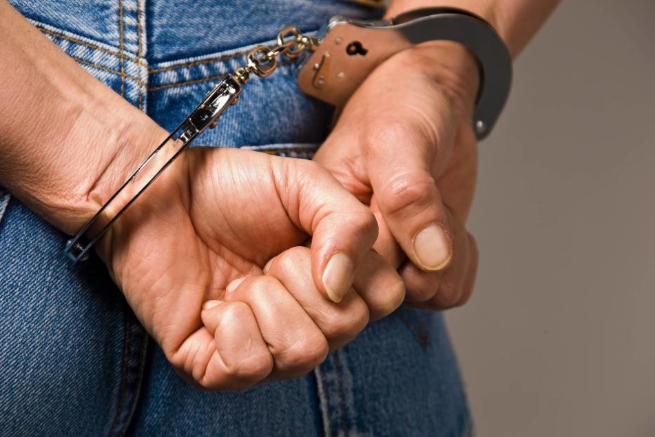 Bei dem 37-Jährigen klickten die Handschellen. Für die Liebe zu seiner Tochter muss er für sechs Monate ins Gefängnis.