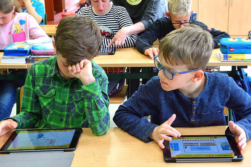 Tablets statt Schulfibel. Schüler der Zwönitzer Grundschule sind auch im Unterricht digital unterwegs.