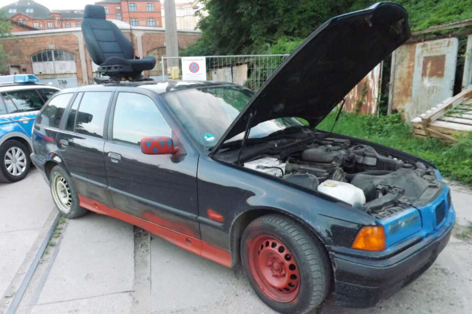 Keine Bildmontage! Der Beifahrerstuhl ist tatsächlich aufs Autodach geschraubt.