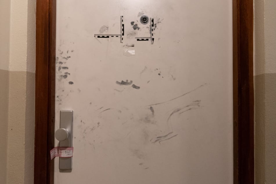 Hinter dieser Tür in Hamburg-Altona ereignete sich die schreckliche Tat.