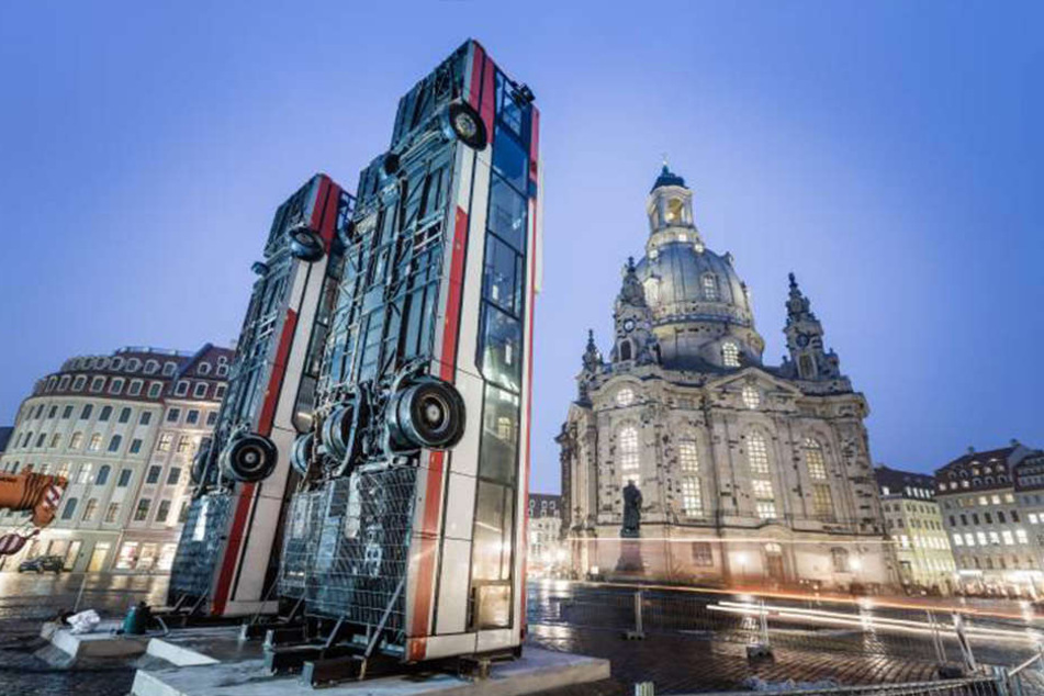 Aus den senkrecht stehenden Bussen liefen Betriebsmittel aus.