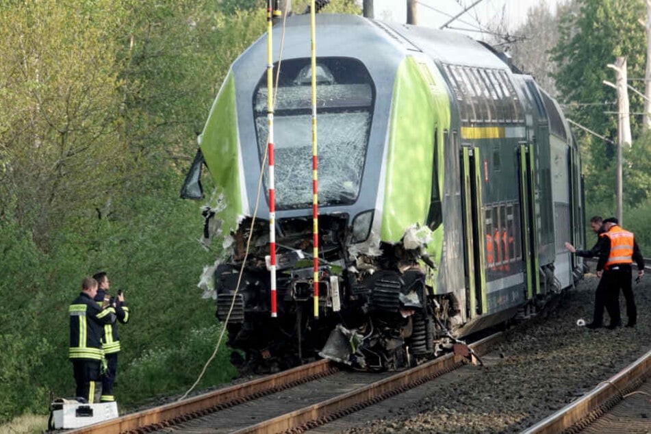 Der Zug wurde durch den Zusammenstoß stark beschädigt.