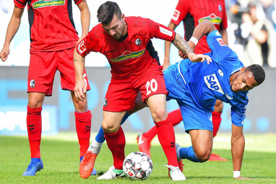 Jerome Gondorf (Mitte) im Duell mit Hoffenheims Joelinton.