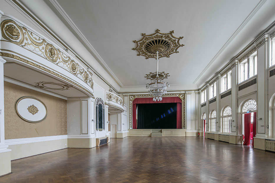 Einfach herrlich! Der Ballsaal (oben) könnte wieder öfter zu Veranstaltungen laden. Das legendäre Parkhotel einst war über Jahrzehnte Anlaufpunkt von Nachtschwofern.