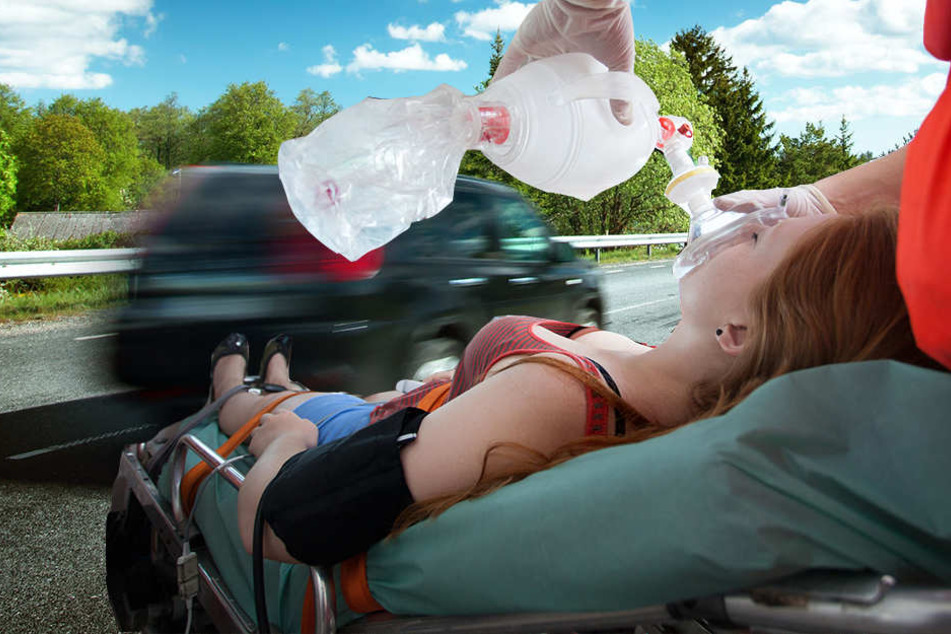 Während der Fahrt öffnete die 22-Jährige die Autotür. (Symbolbild)