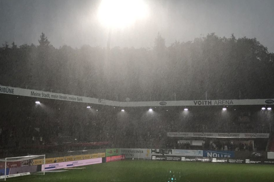 Innerhalb weniger Minuten wurde es dunkel in der Voith-Arena.