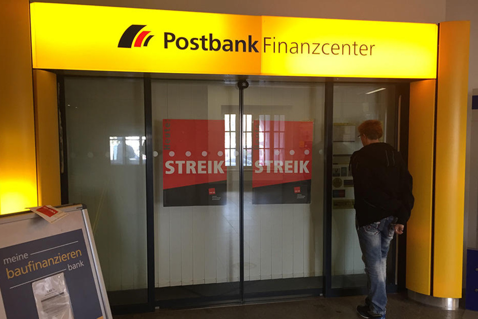 Eine wegen des Streiks geschlossene Filiale der Postbank.