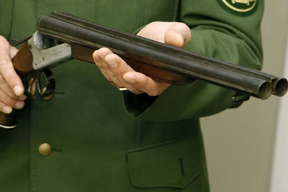 Im unverschlossenen Auto eines Rentners entdeckte die Polizei eine Schrotflinte. (Symbolbild)