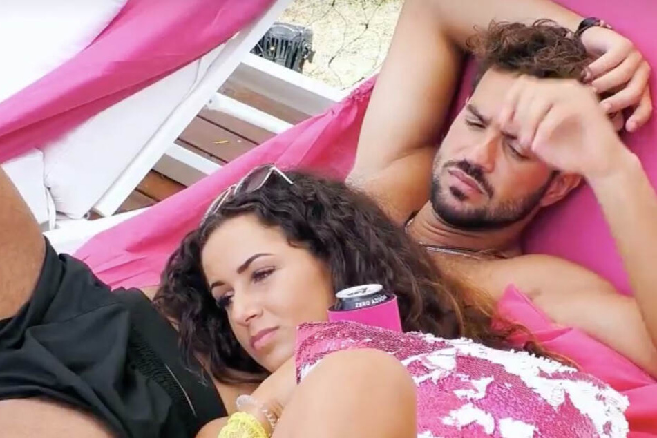 Yasin und Samira bandeln in der Show miteinander an. Der Sunny-Boy erklärte der Brünetten die Situation etwas anders als Julia...