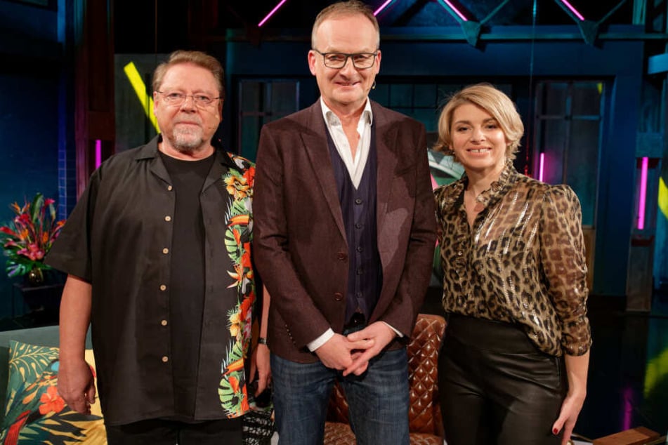 Die Moderatoren, Jürgen von der Lippe (l) und Sabine Heinrich, stehen mit ihrem Gast, Moderator Frank Plasberg, nach der Aufzeichnung der ersten Sendung der neuen WDR-Fernsehshow "Nicht dein Ernst" im Studio.