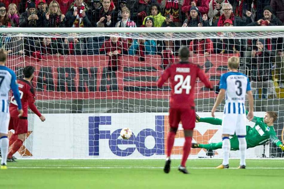 Die spielentscheidende Szene: Nouri verwandelt den Elfmeter für Östersund zum 1:0.