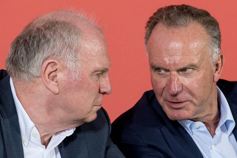 Bayern-Vorstandschef Karl-Heinz Rummenigge (r., neben Uli Hoeneß) konterte die Kritik nun als "zynisch und auch unsolidarisch".