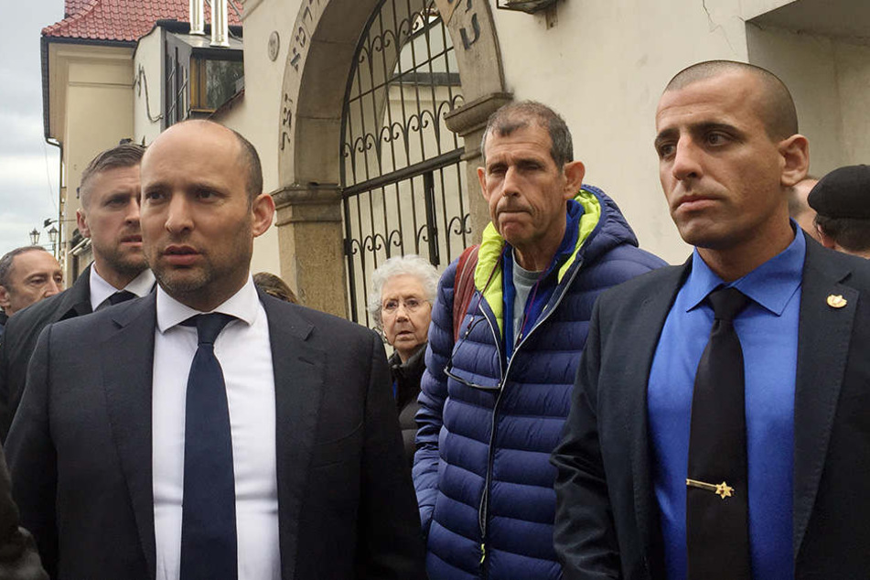 Der israelische Erziehungsminister Naftali Bennett (li) steht am 23.04.2017 in Krakau bei einem Besuch vor der Remu-Synagoge.